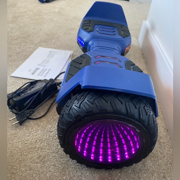 Gravity Light-Up Electric
Hoverboard 6.5-in Wheels, 12km/h - Picture 2 of 3